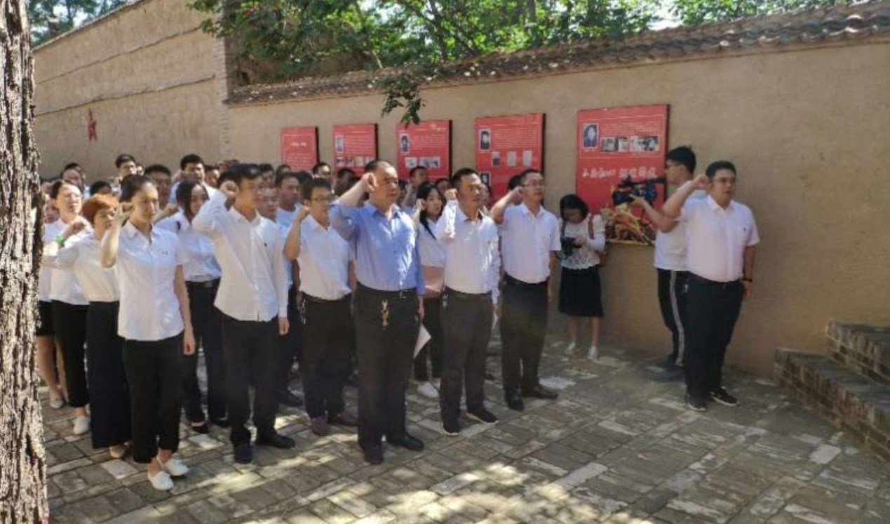 陜西黑貓黨委組織預(yù)備黨員參加韓城市兩新 組織開展的“守初心、擔(dān)使命、聽黨話、 跟黨走”主題黨建活動(dòng)
